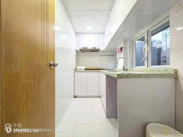 Wan Chai - Man On House 04