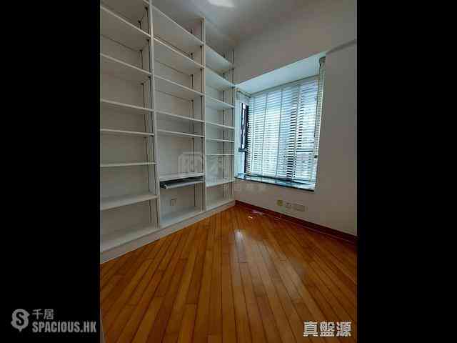 Fortress Hill - Le Sommet Block 1 02
