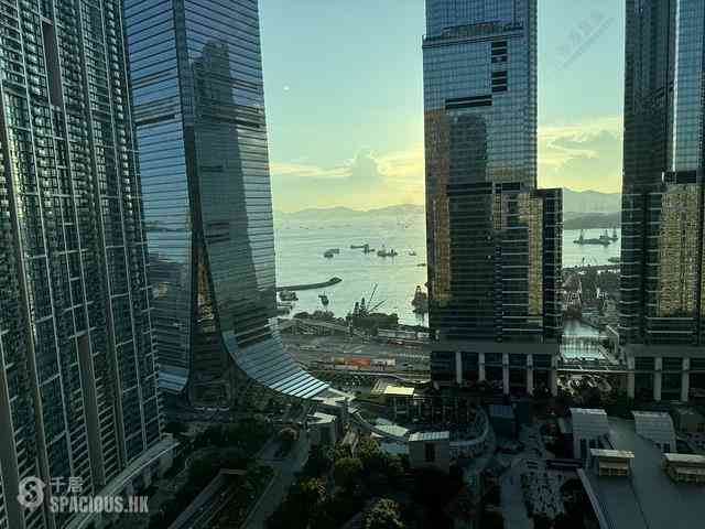 West Kowloon - The Arch Star Tower (Block 2) 01