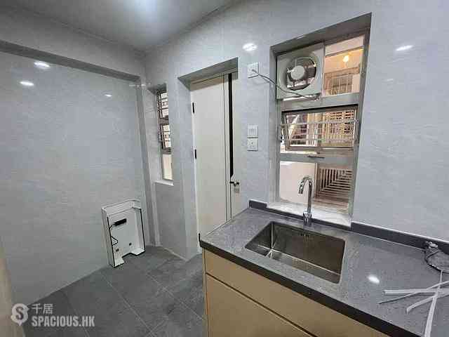 Quarry Bay - Lai King Mansion 01