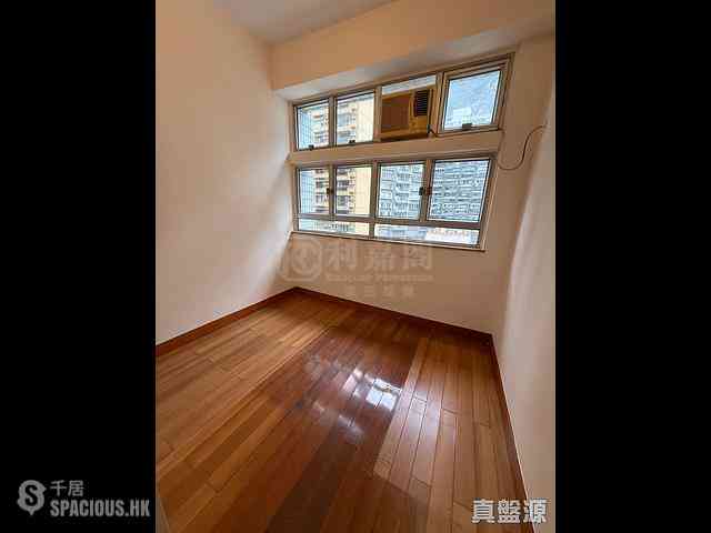 Mid Levels Central - Kings Court 01