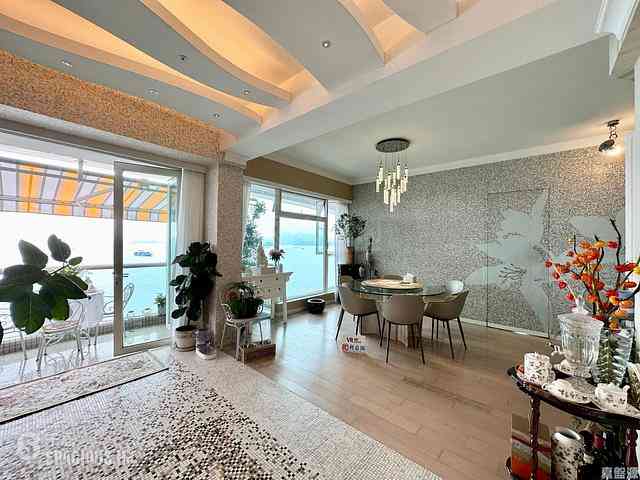 Pok Fu Lam - Villas Sorrento 03