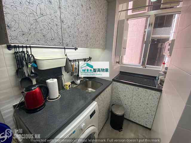 Shek Tong Tsui - Chong Yip Centre Block B 06