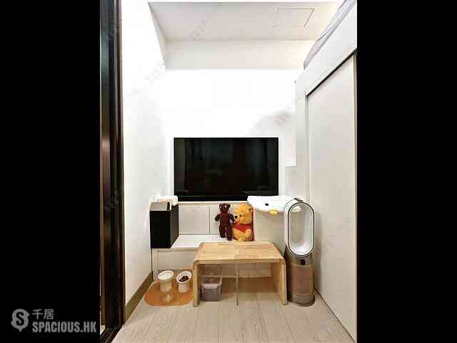 Tai Kok Tsui - L・Living 23 04