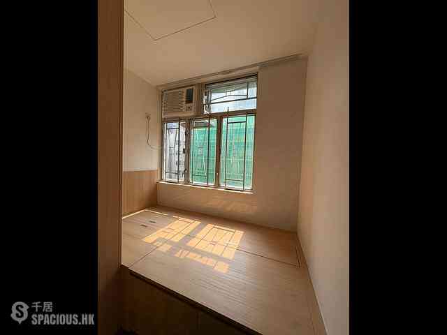 Shek Tong Tsui - Chong Yip Centre Block B 08