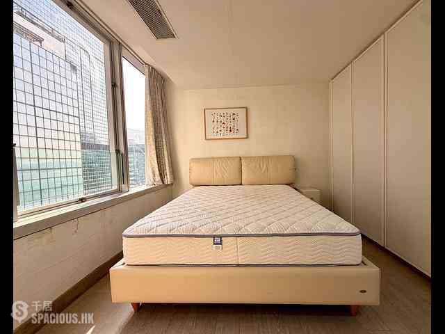 Wan Chai - Convention Plaza Apartments 08
