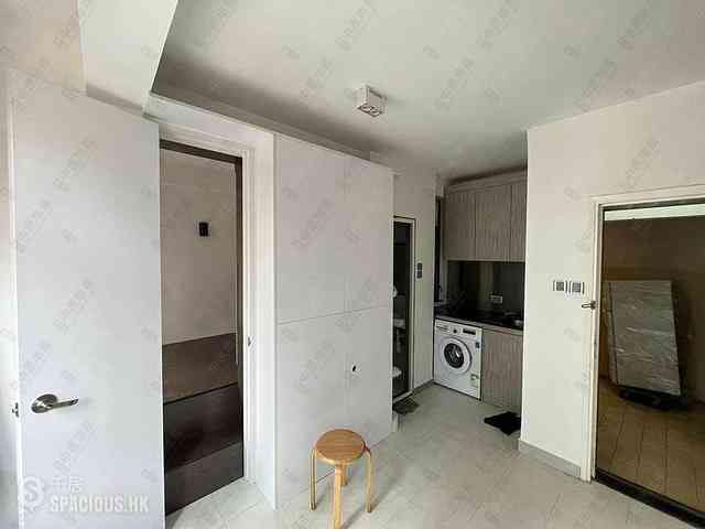 Sheung Wan - Man King Building 01
