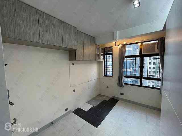 Sheung Wan - Man King Building 07