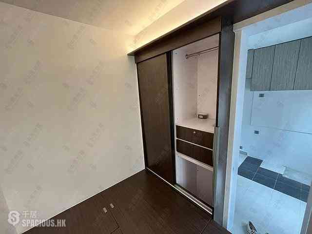 Sheung Wan - Man King Building 09