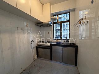 Mid Levels Central - On Fung Building 05
