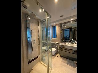 Wan Chai - The Avenue Phase 1 Block 5 02