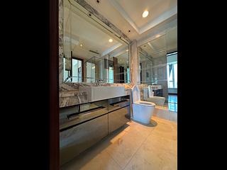 Wan Chai - The Avenue Phase 2 Block 3 07