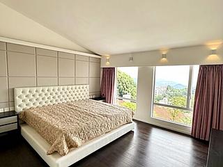 The Peak - Strawberry Hill 14