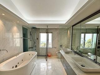 The Peak - Strawberry Hill 15