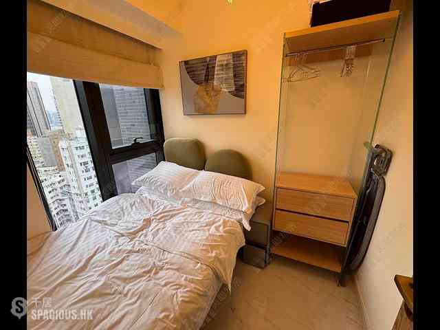Sai Ying Pun - The Queens 02