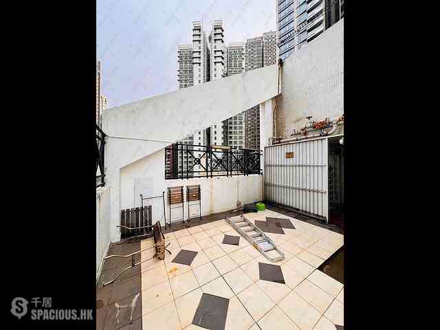 Mid Levels Central - Windsor Court 08