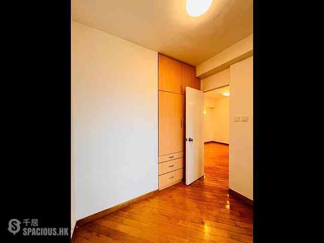 Mid Levels Central - Windsor Court 05