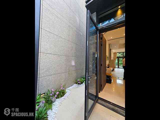 Gold Coast / So Kwun Wat - Mori 02