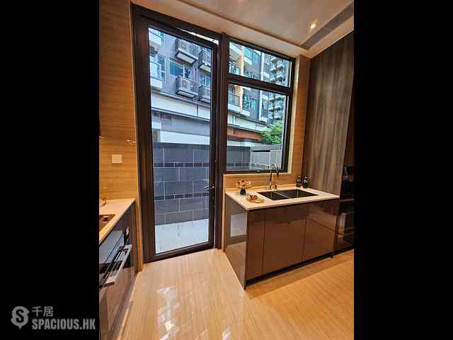 Gold Coast / So Kwun Wat - Mori 05