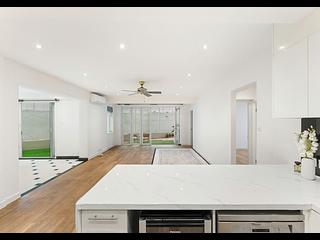 Mid Levels West - Peace Court 16