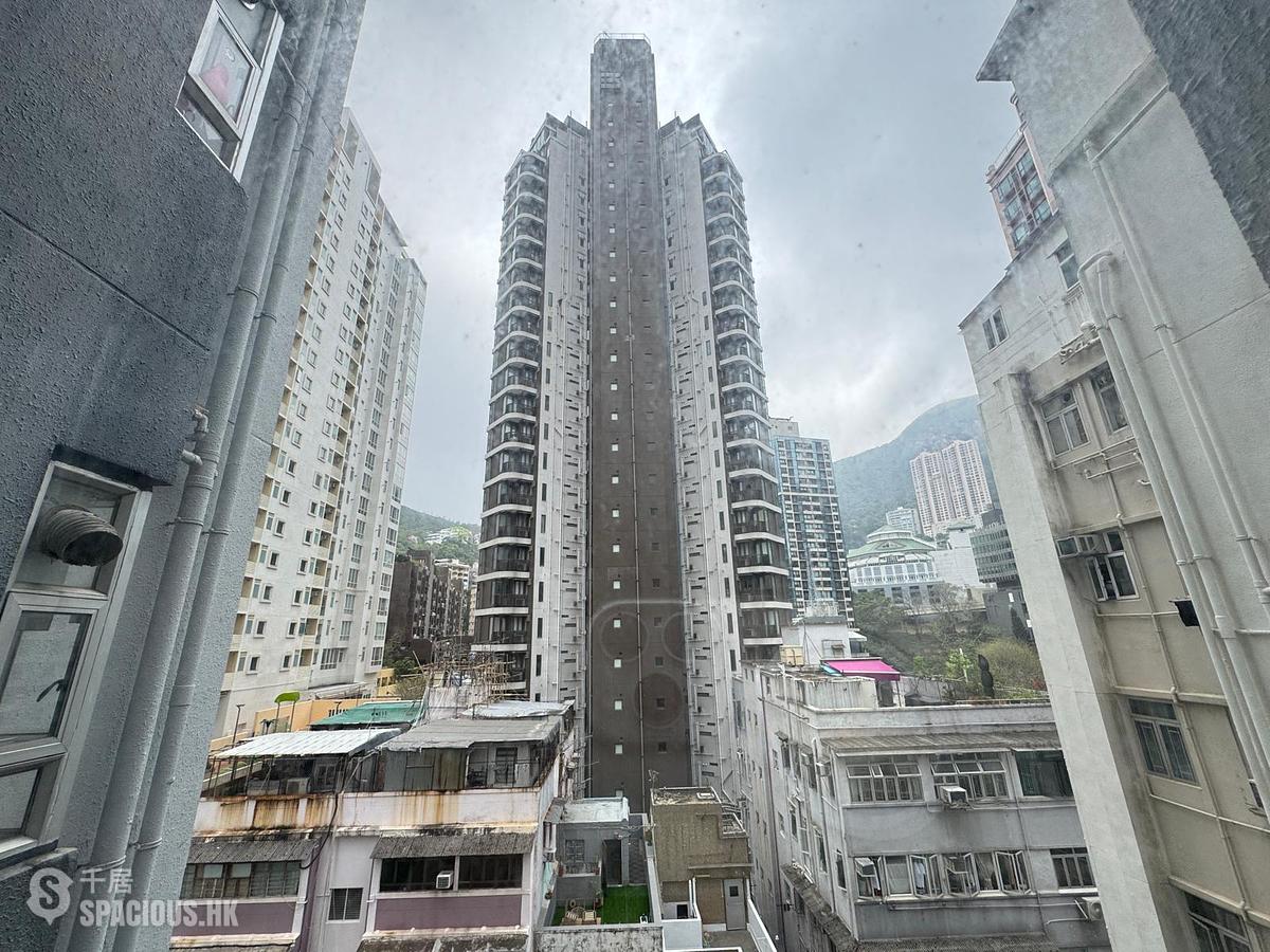 Happy Valley - Cheerful Court 01