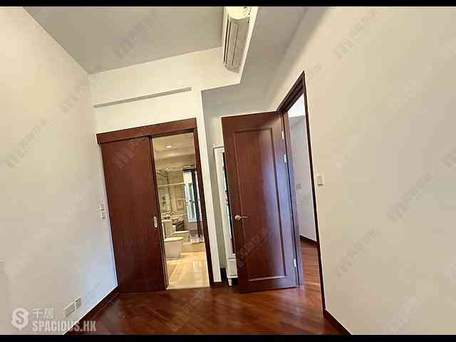 Wan Chai - The Avenue Phase 2 Block 2 06