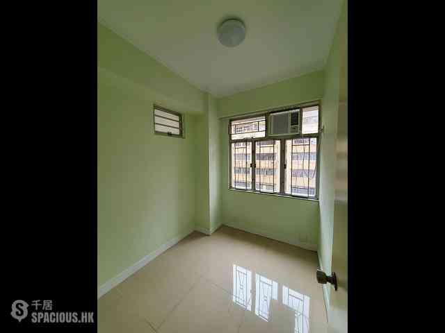 Shek Tong Tsui - Chong Yip Centre Block B 01