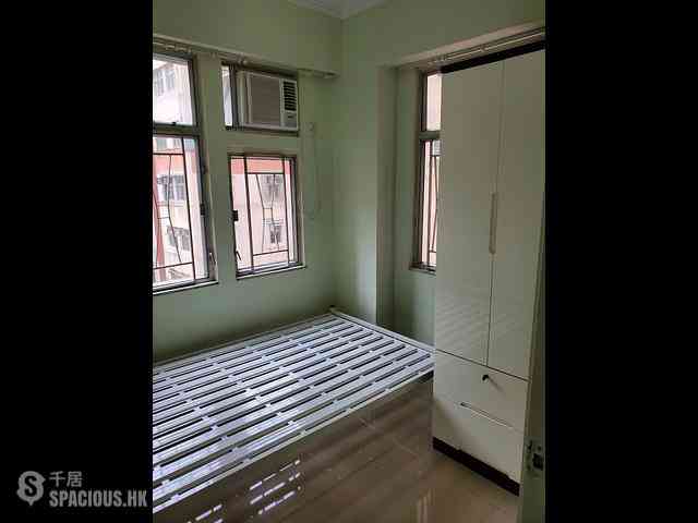 Shek Tong Tsui - Chong Yip Centre Block B 02