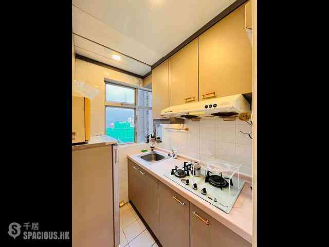 Mid Levels Central - Windsor Court 06