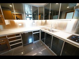 Mid Levels West - 80 Robinson Road 04