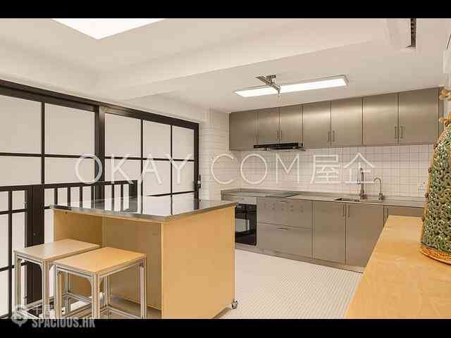 Central - 10, Gage Street 06