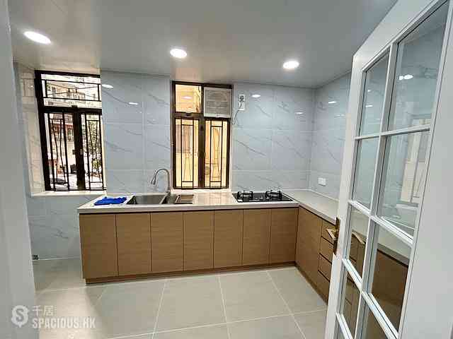 Mid Levels Central - Pak Fai Mansion 06