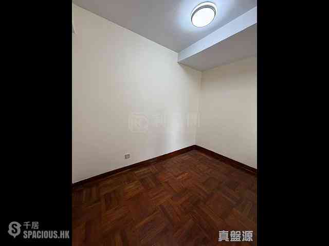 Sai Ying Pun - Yuk Ming Towers 03