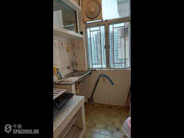 Shau Kei Wan - Tak Fook Building 02