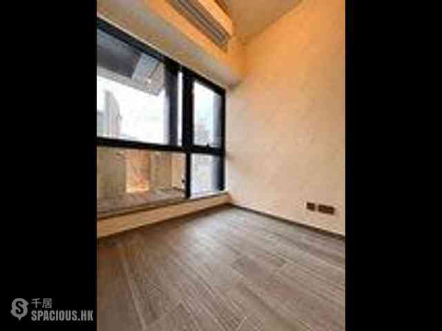 Sai Ying Pun - The Queens 01