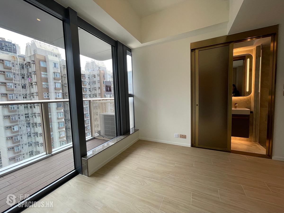 Sai Ying Pun - Des Voeux W Residence 01
