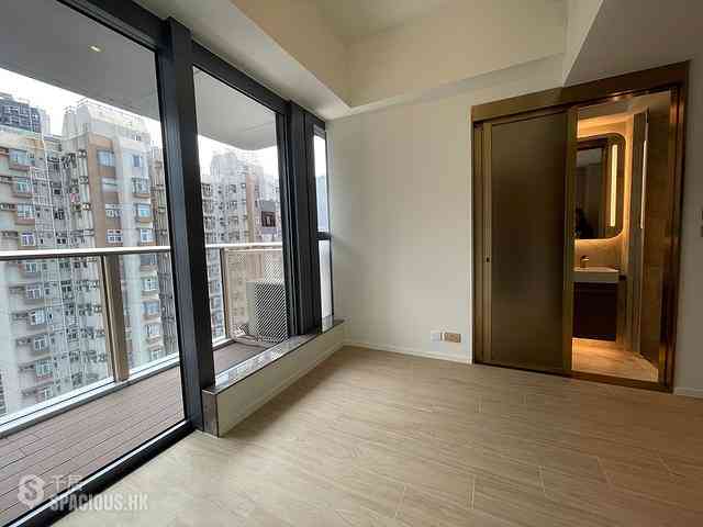Sai Ying Pun - Des Voeux W Residence 01
