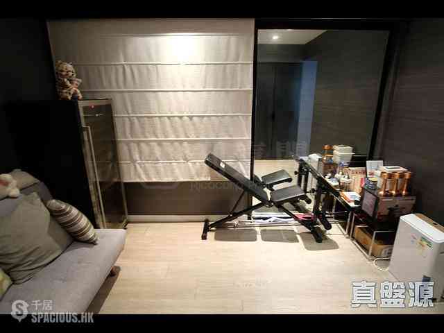 Mid Levels Central - Merry Court 01
