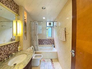 Pok Fu Lam - Villas Sorrento 06