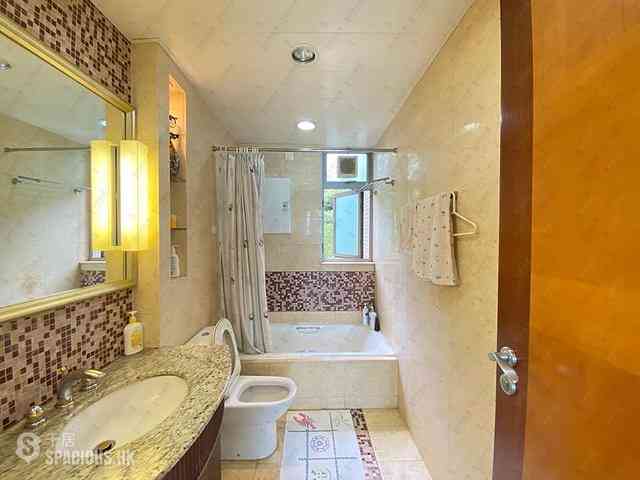 Pok Fu Lam - Villas Sorrento 06