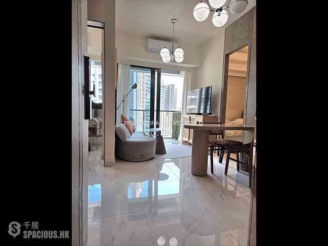 Sai Ying Pun - The Queens 01