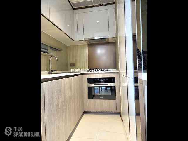 Sai Ying Pun - The Queens 05