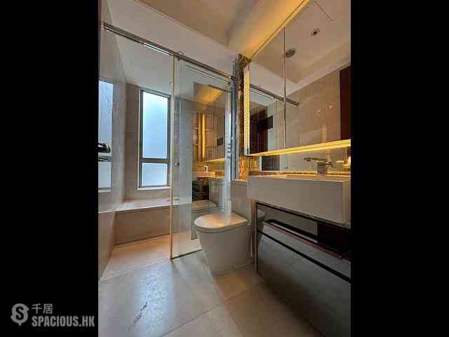 Wan Chai - The Avenue Phase 2 Block 2 05