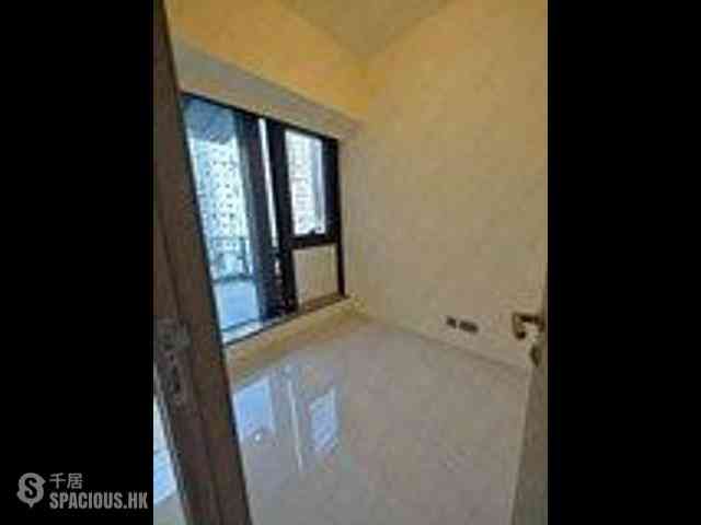 Sai Ying Pun - The Queens 02
