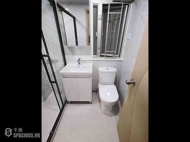 Wan Chai - Hennessy Road Court 07