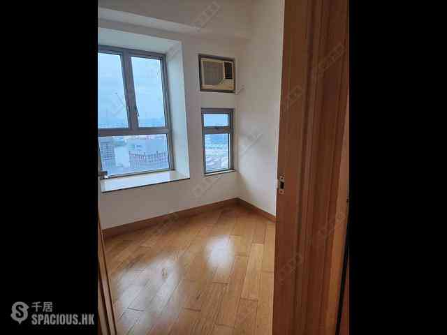 Tai Kok Tsui - Harbour Green Tower 5 06