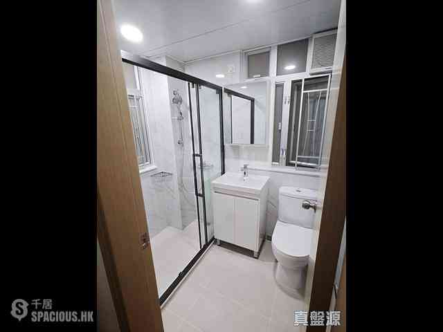Wan Chai - Hennessy Road Court 03