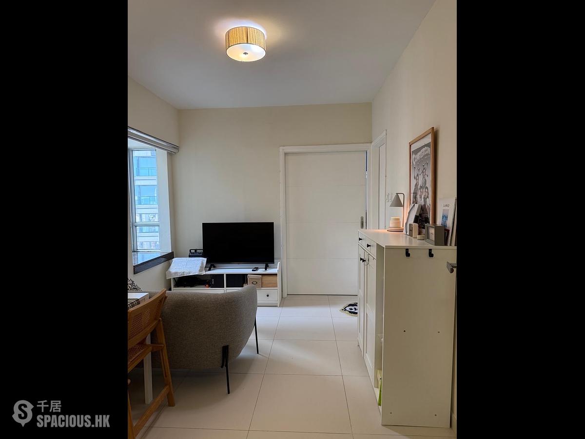 Mid Levels Central - Windsor Court 01