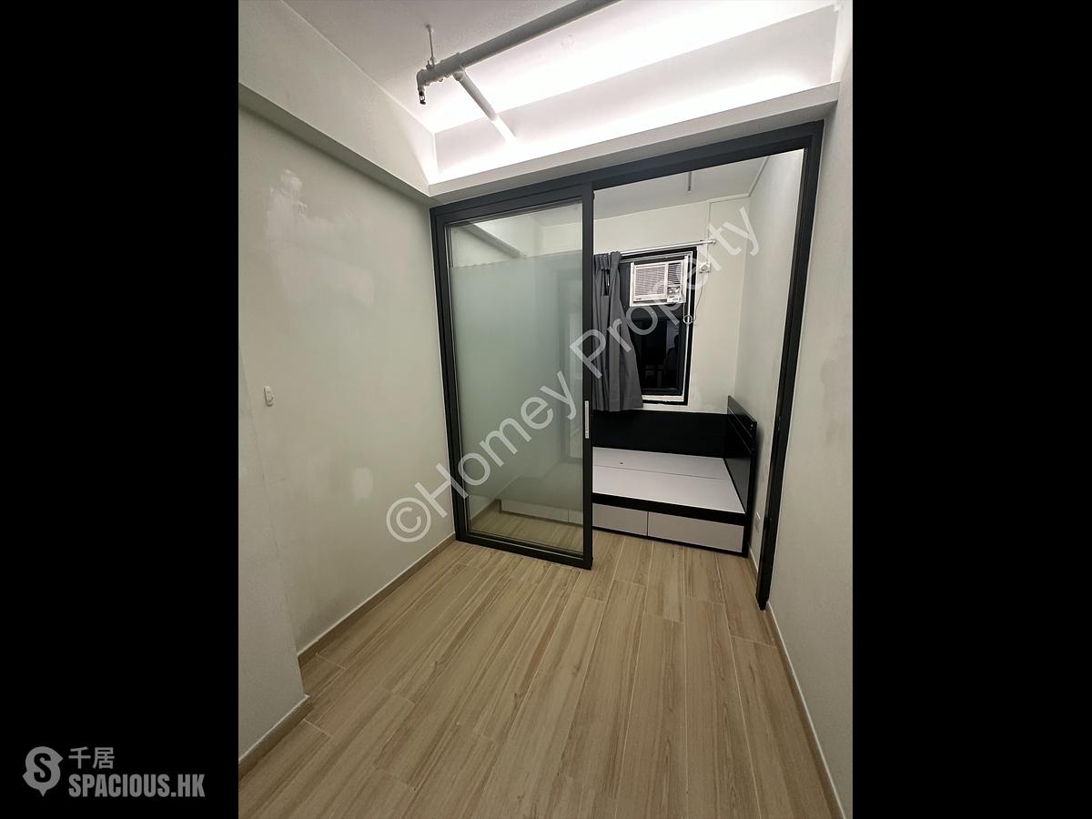 Sheung Wan - 114, Des Voeux Road West 01