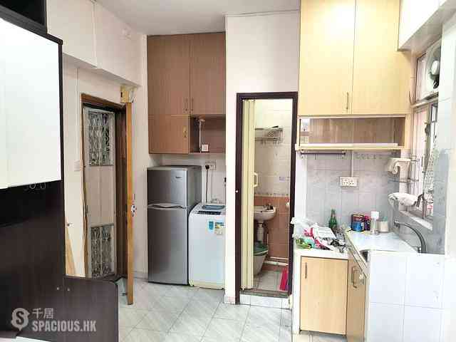 Shau Kei Wan - Fu King Building 01